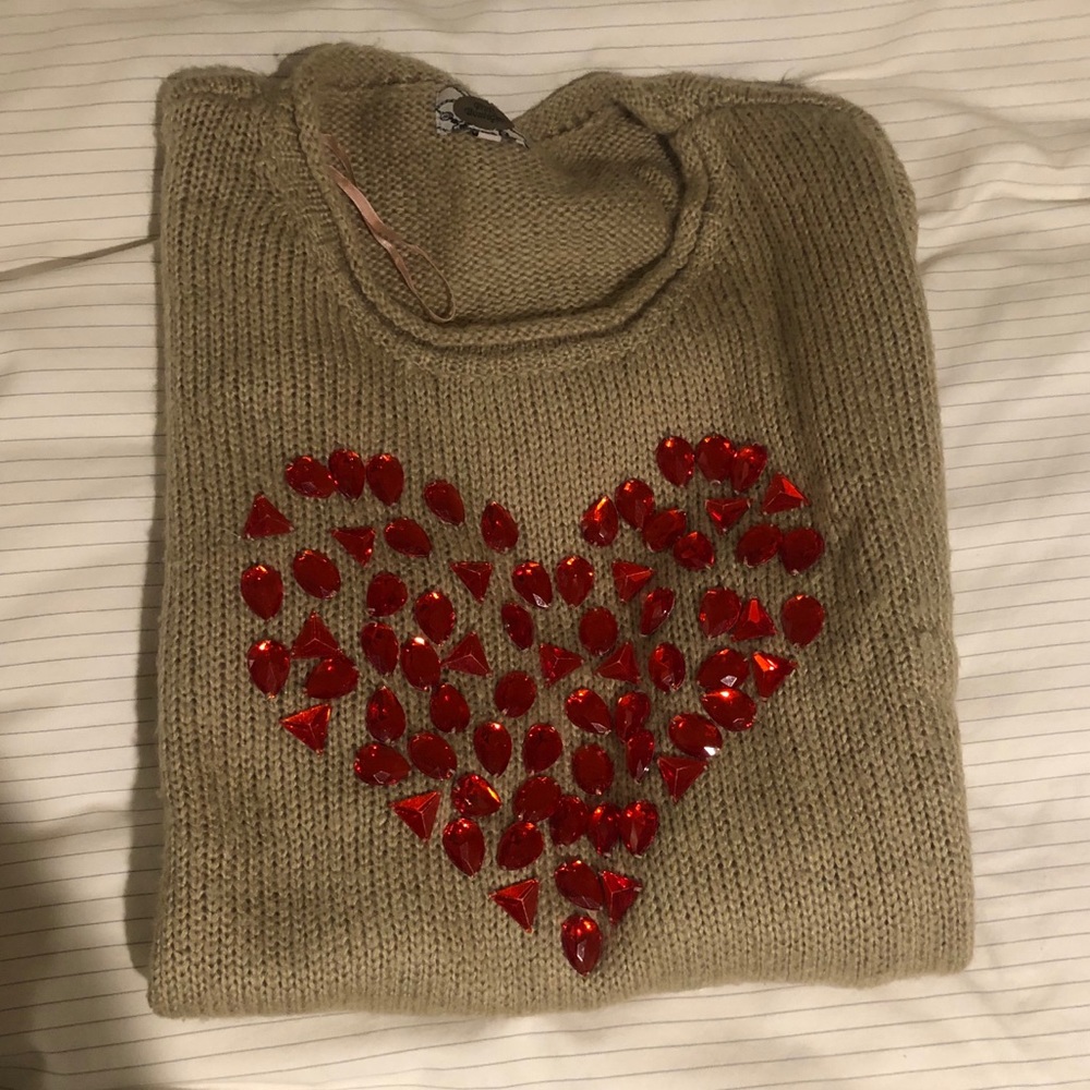 Cozy tan sweater red heart ❤️